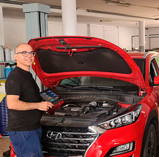 Hecmanuel revisando un auto 313x310 1